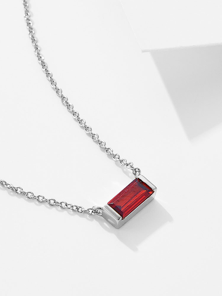 Livia – Elegant Silver Necklace with Graceful Pendant