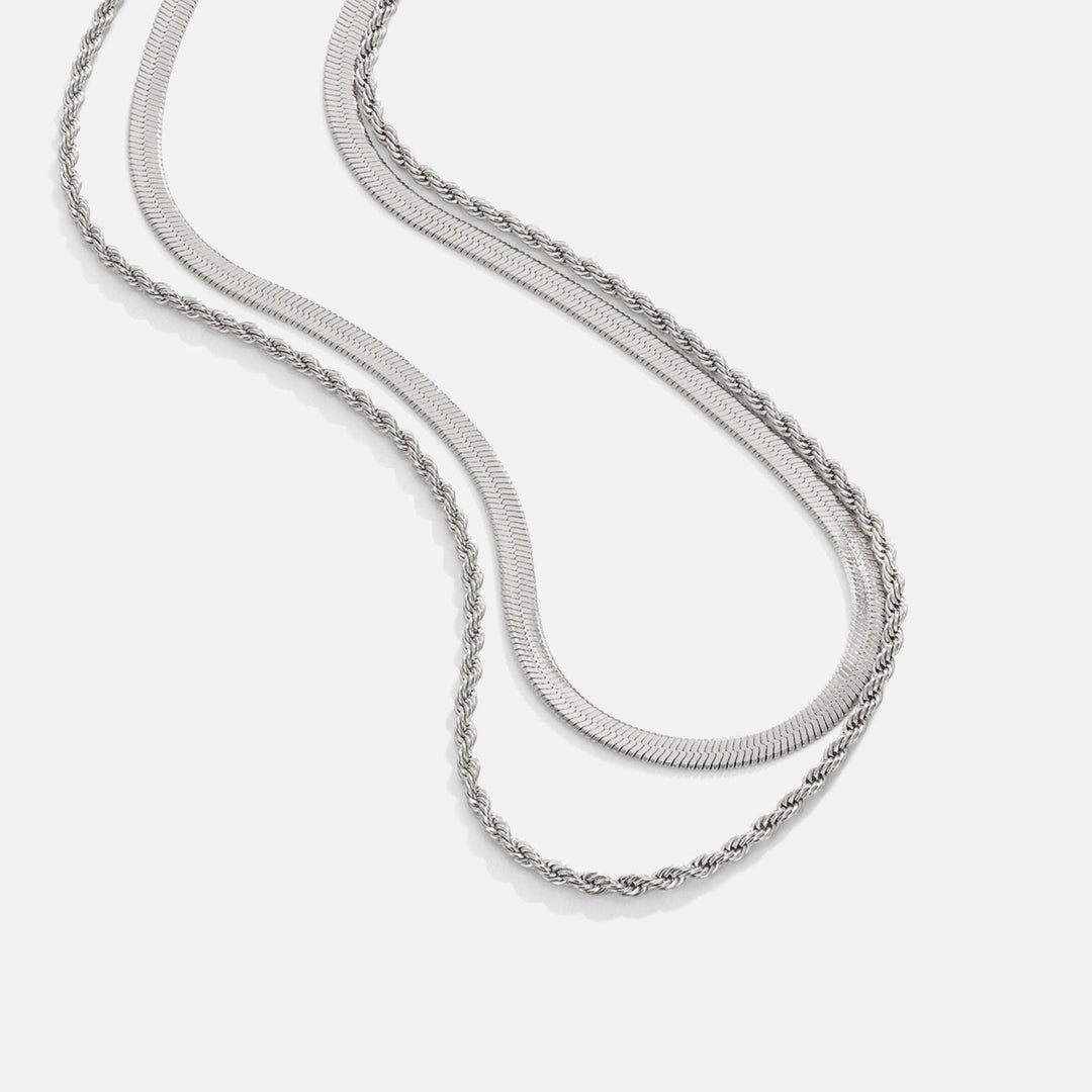 Sabine – Elegant Gold Necklace Featuring a Round Pendant