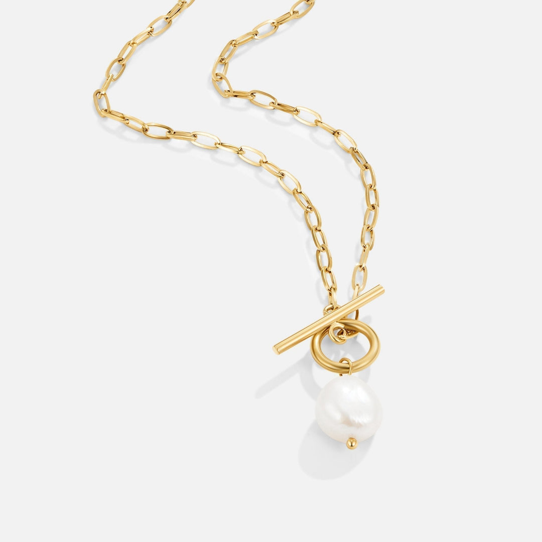François – Elegant Gold Necklace Featuring a Stunning Pendant