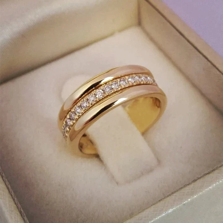 Sarah - Classic Vintage Ring Featuring Zirconia Inlay