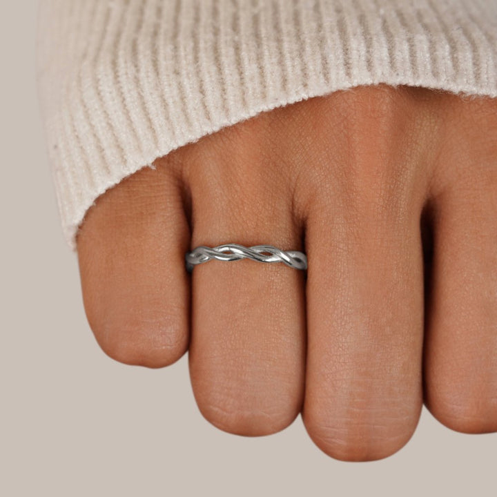 360-Degree Rotating Infinity Ring