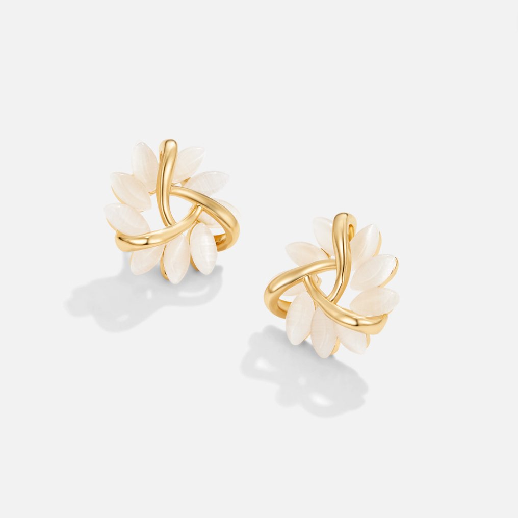 Léa – Floral-Detail Golden Earrings